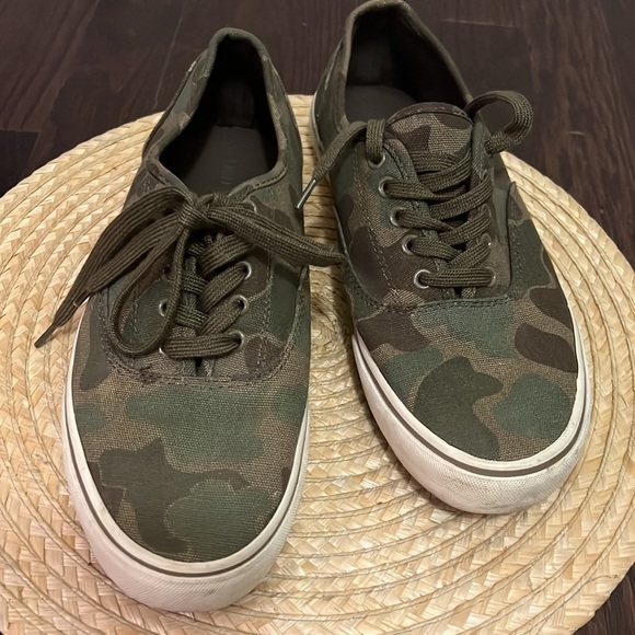 Minimalist Green Camo LaceUp Canvas Sneakers Size 9 - Picture 3 of 13